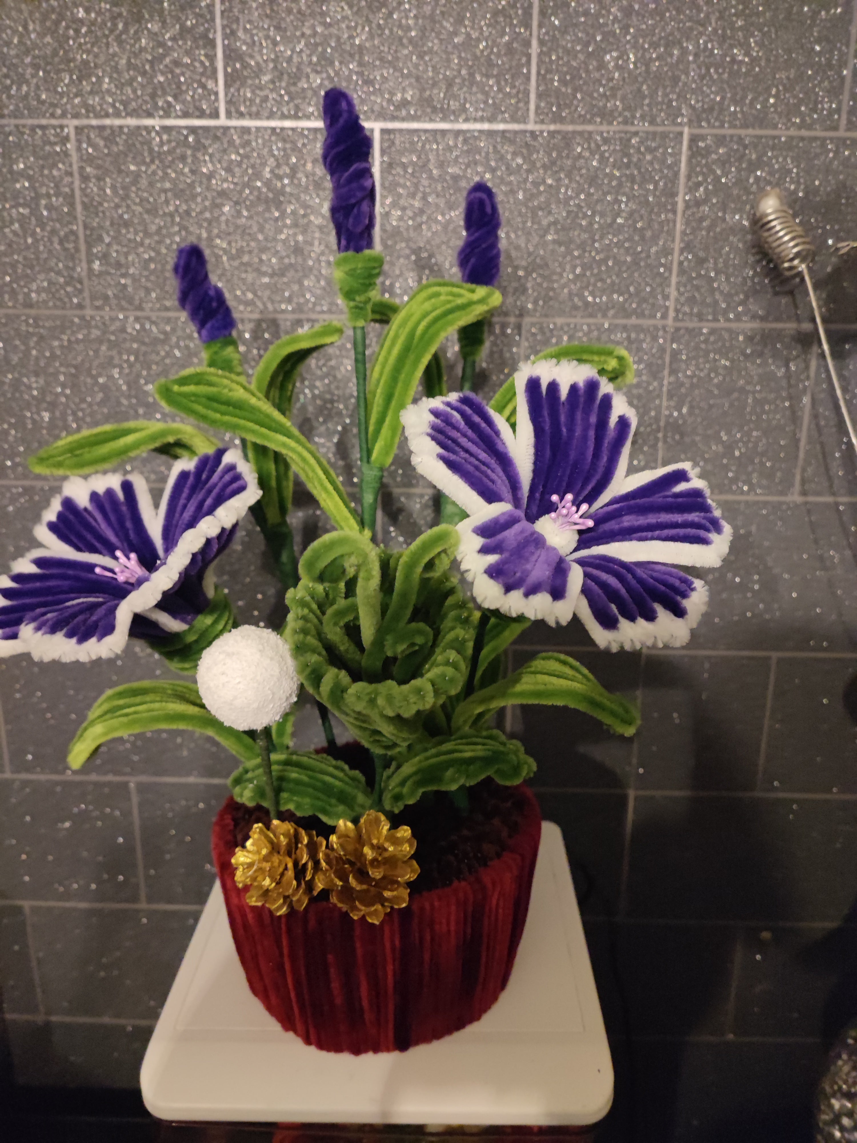 Composition florale fleurs violettes . Tout fait main