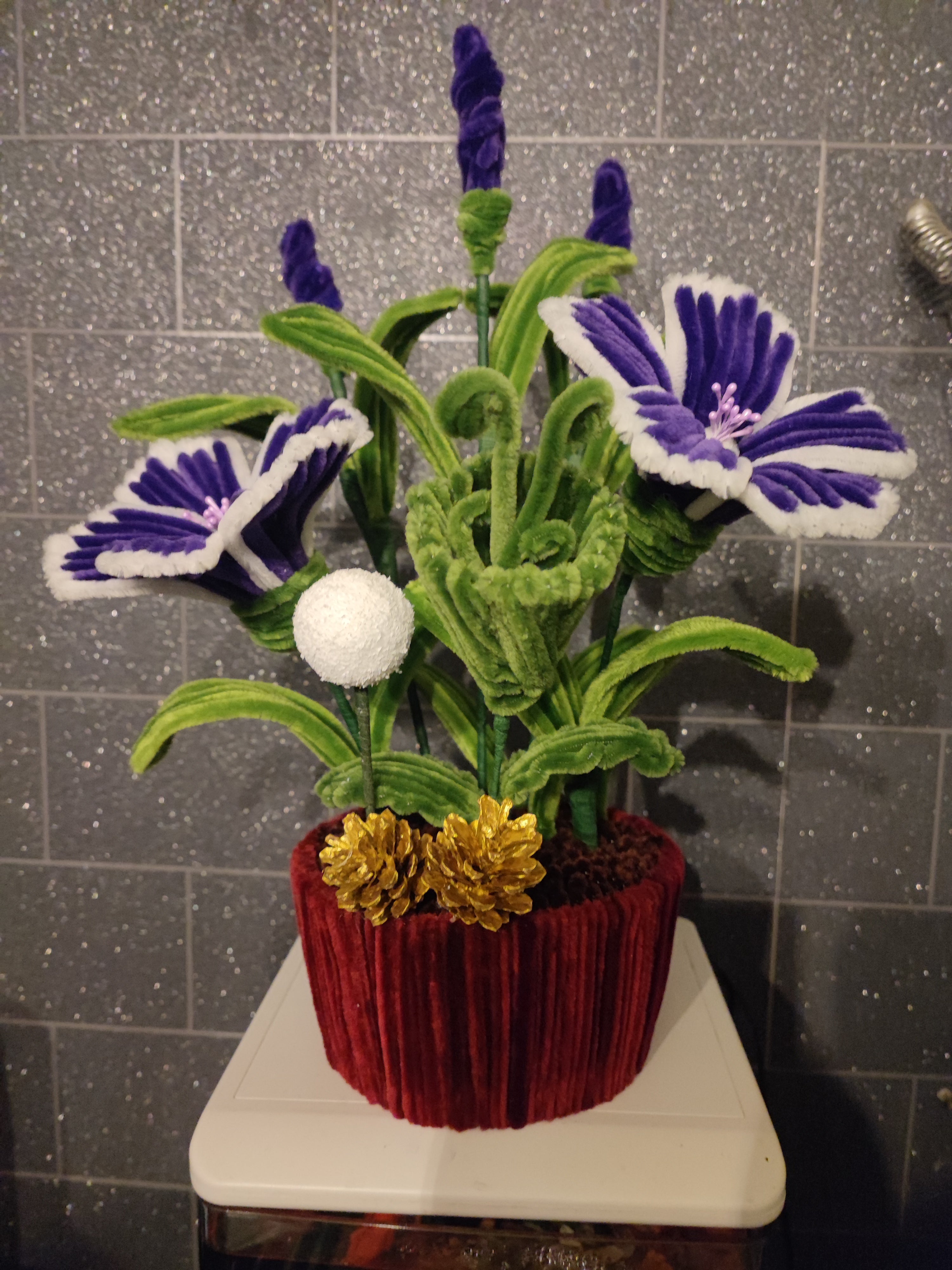 Composition florale fleurs violettes . Tout fait main