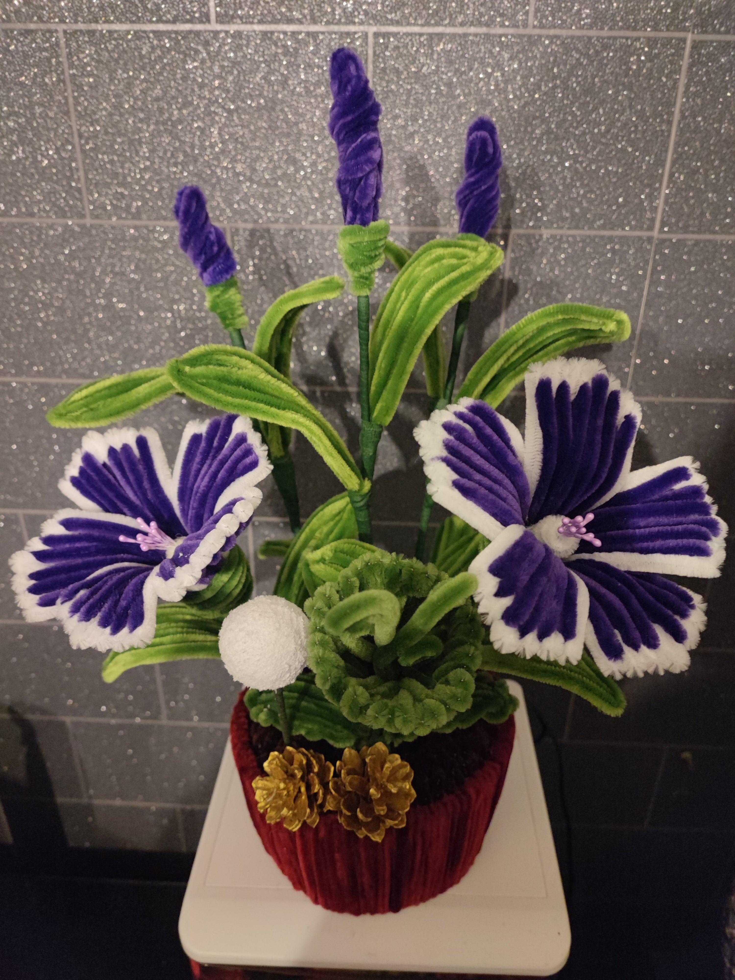 Composition florale fleurs violettes . Tout fait main