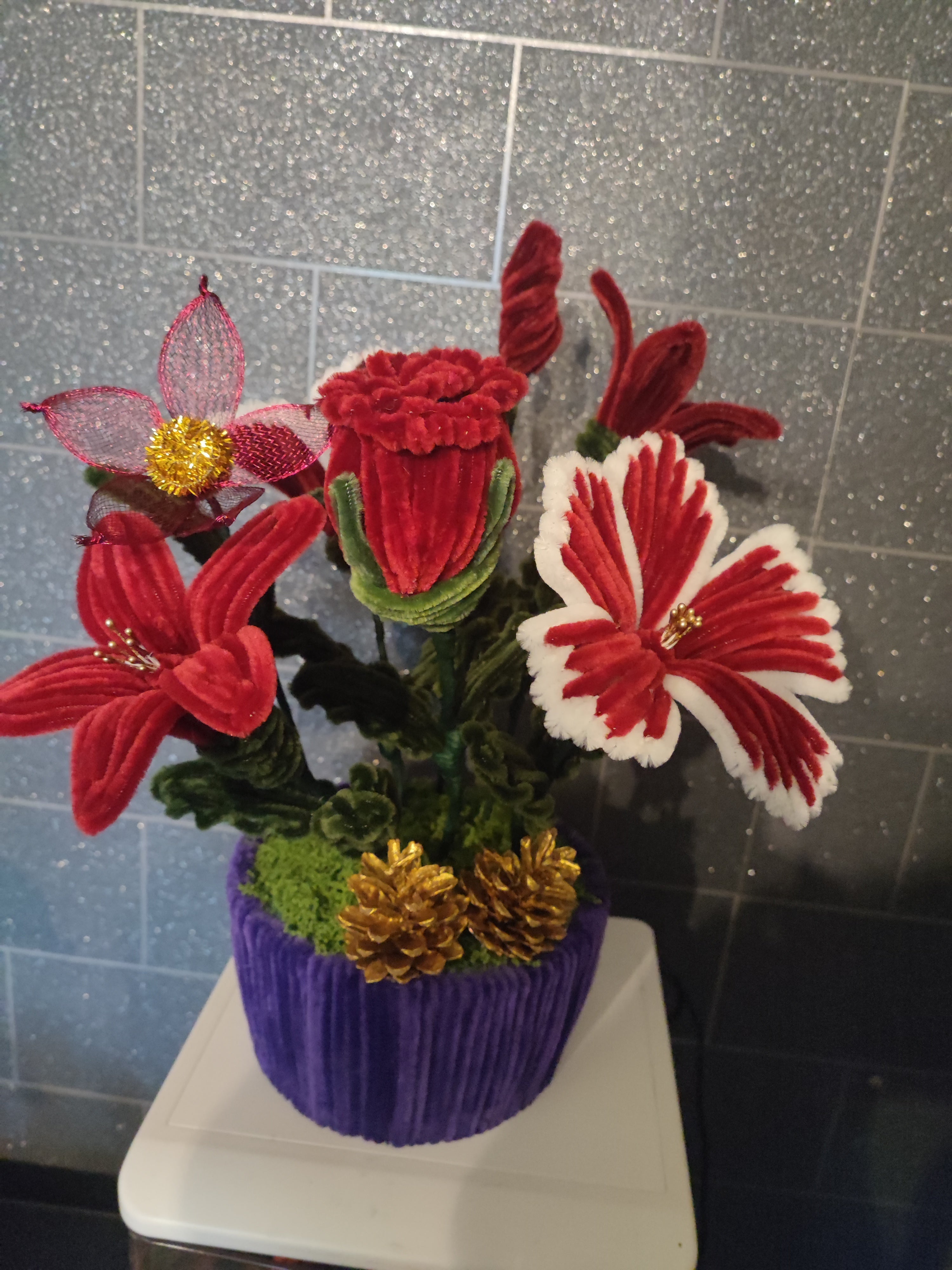 Composition florale fleurs rouges.tout fait main