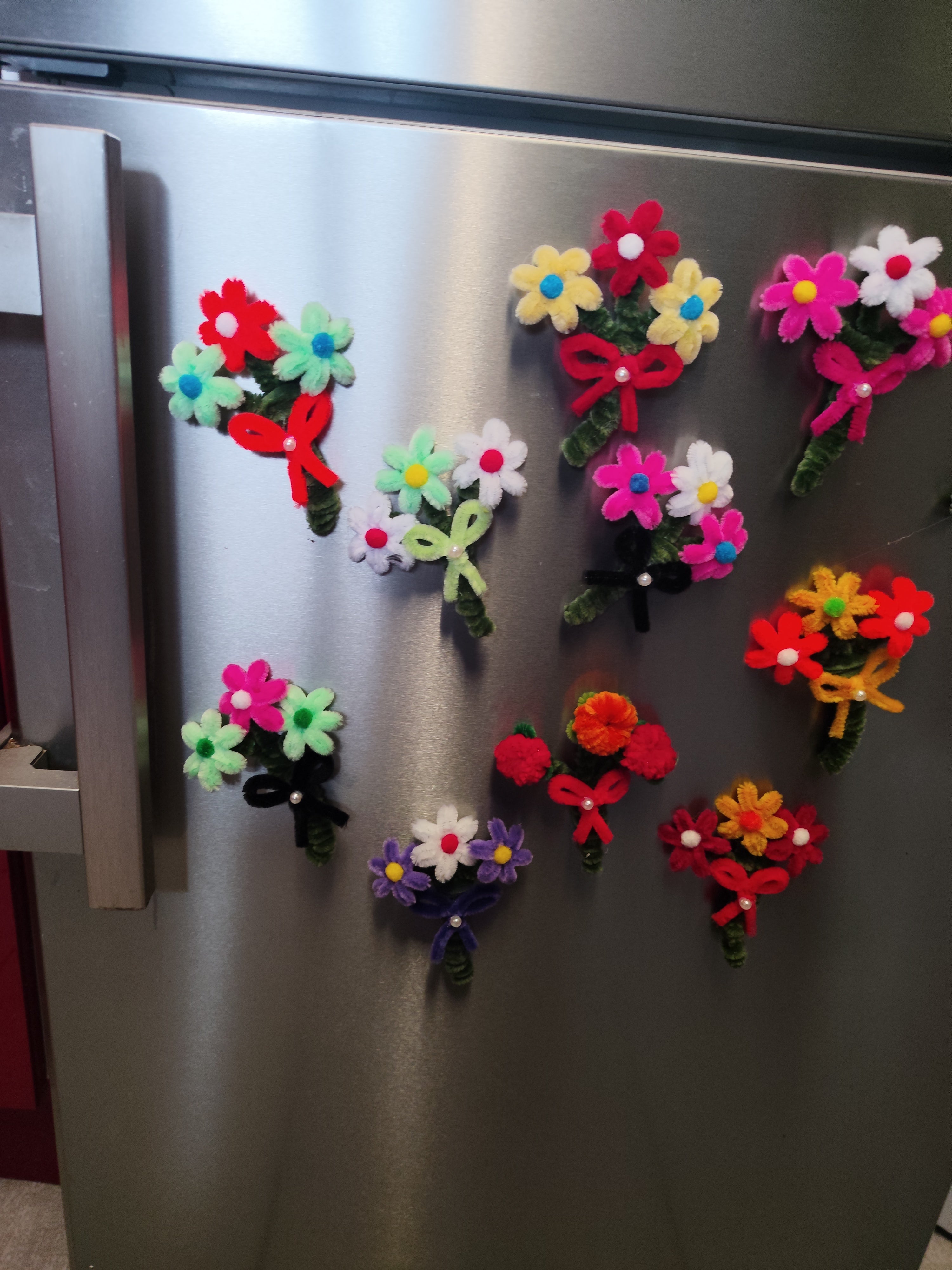 Magnet Fleur en Tiges Chenilles – Une touche de douceur et de poésie 🌼