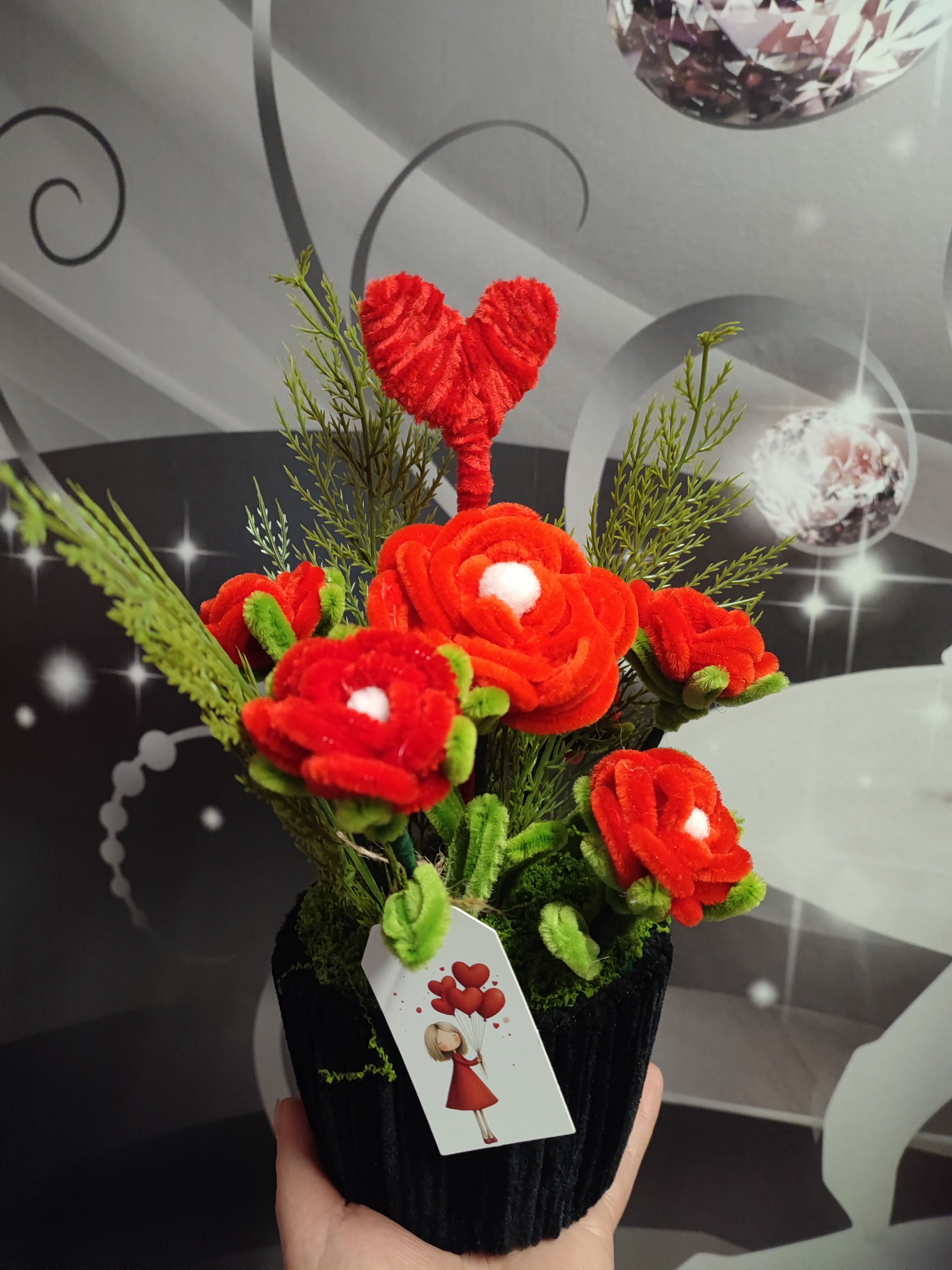 Composition Florale Saint-Valentin - Roses Rouges et Cœur Fait Main